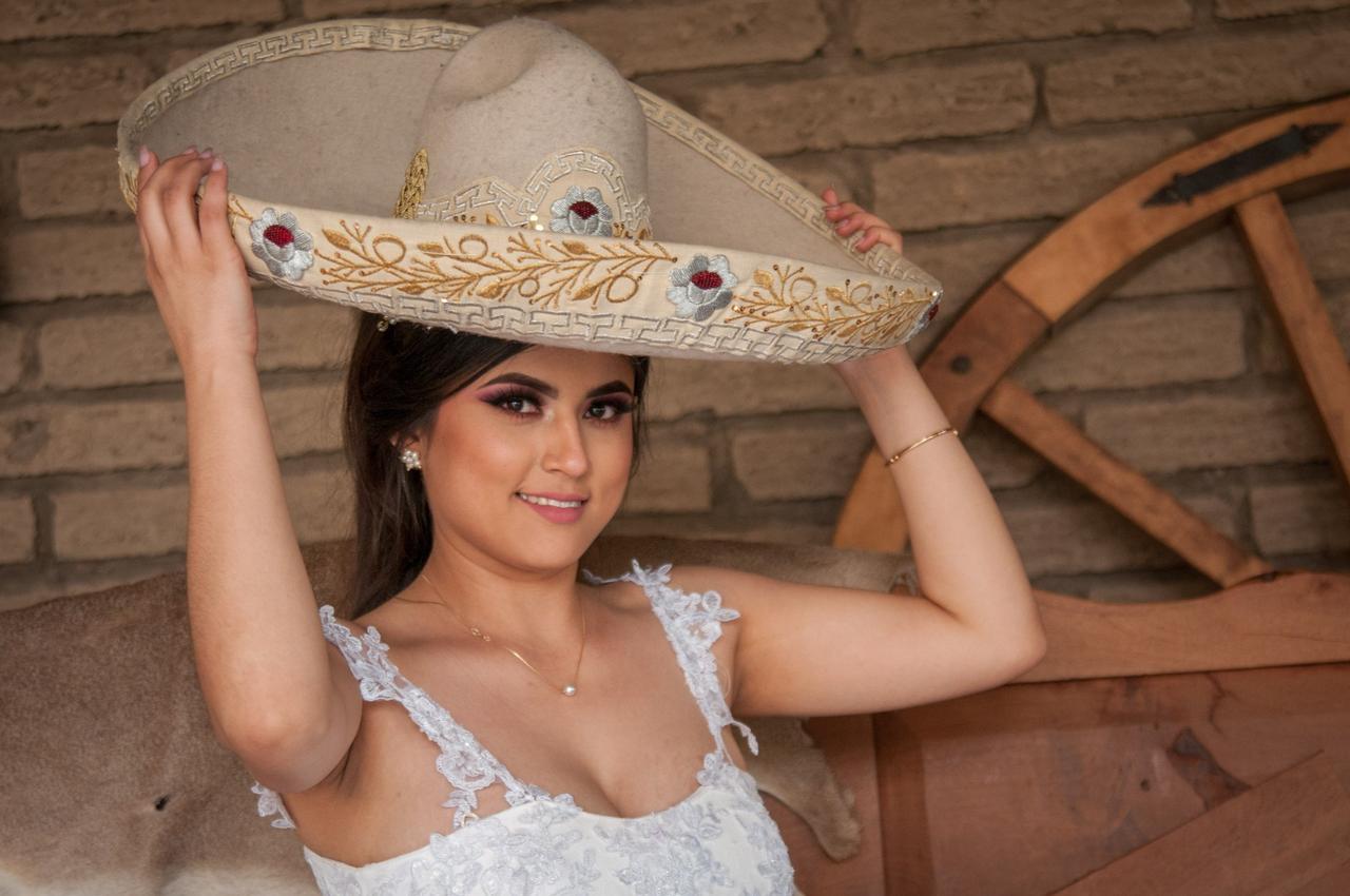 novia con sombrero típico de charro