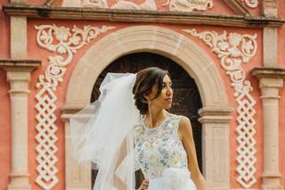 novia elegante con vestido y velo