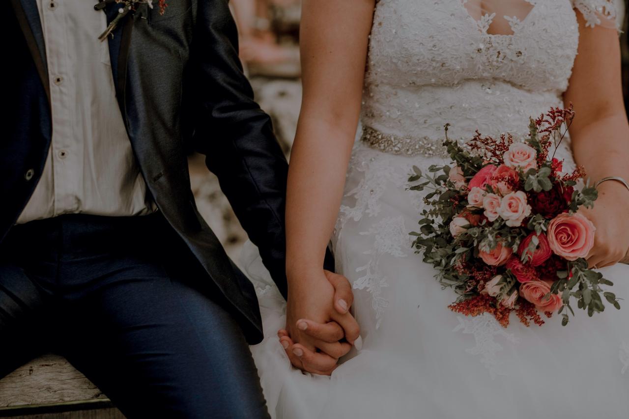 novia con bouquet de flores pequeñas para la boda