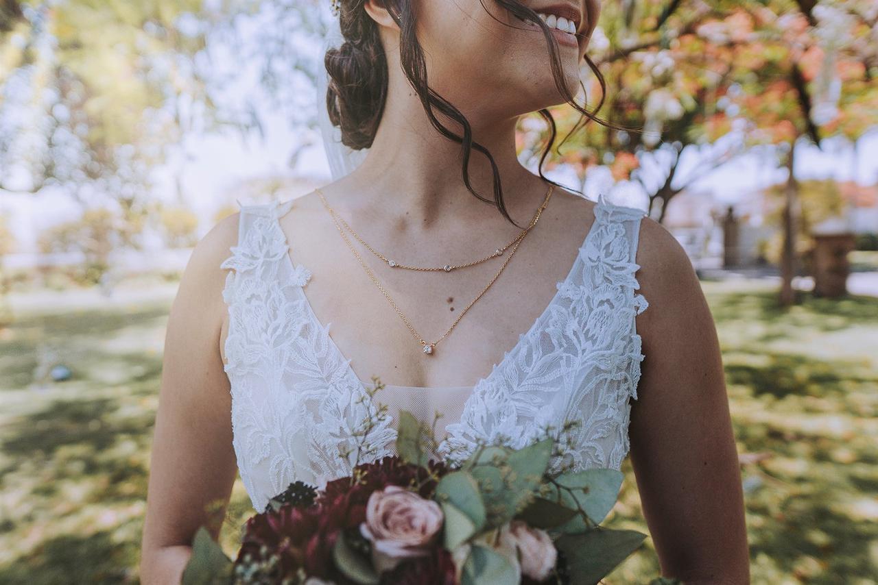 ajuar de novia con ramo y joyería