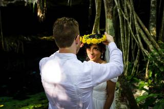 novio coloca corona de flores amarilla a novia en la boda