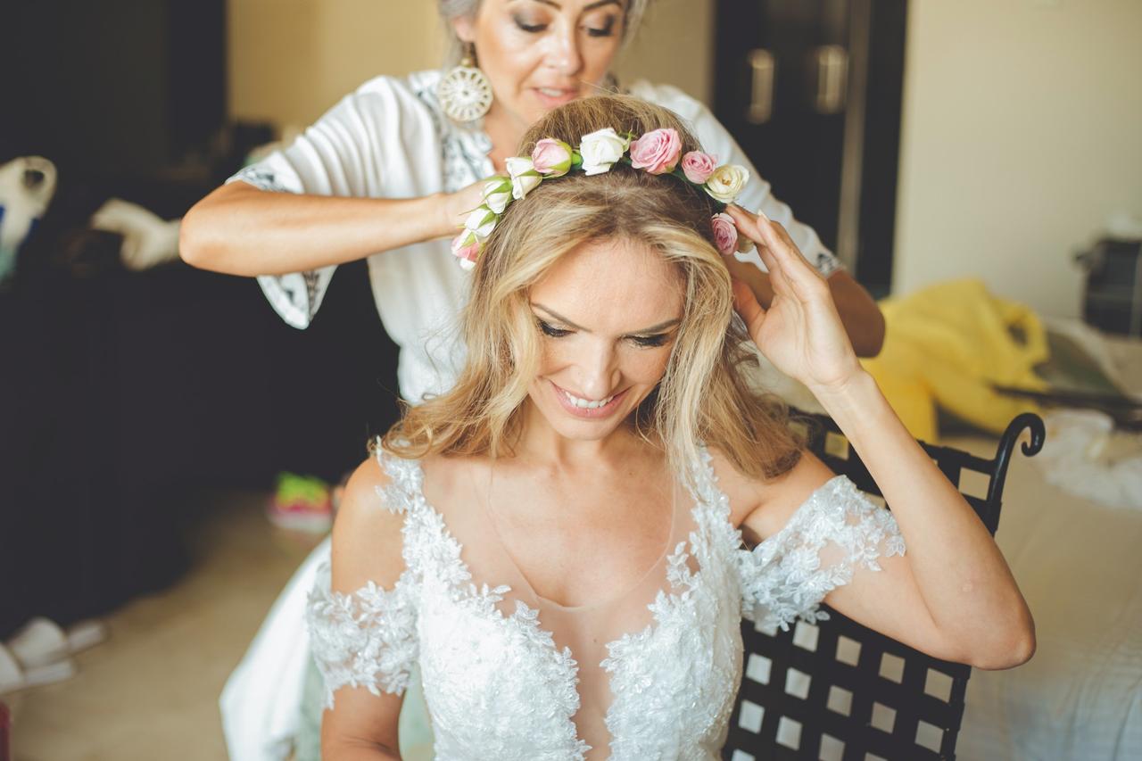 preparativos de novia corona de rosas pequeñas