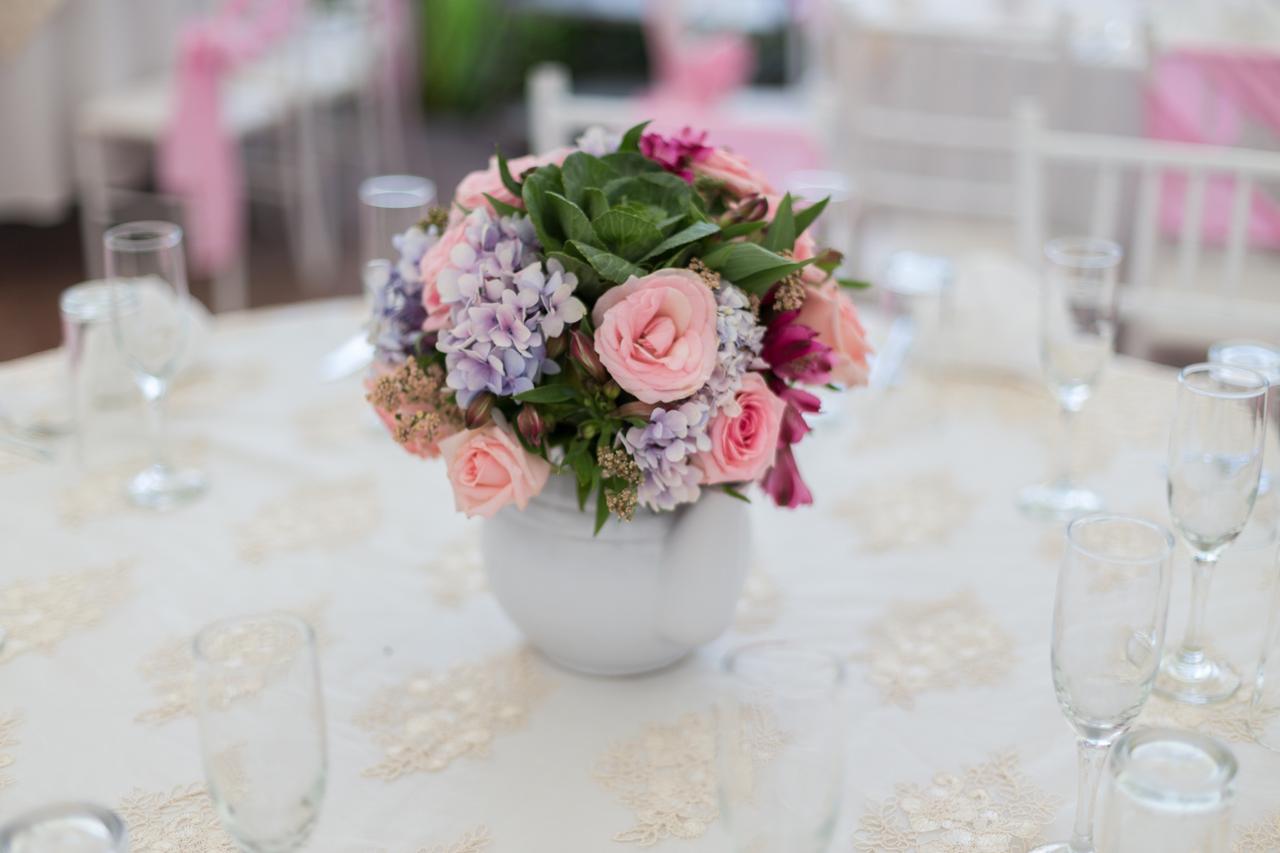 Details 100 imagen arreglos de mesa florales sencillos