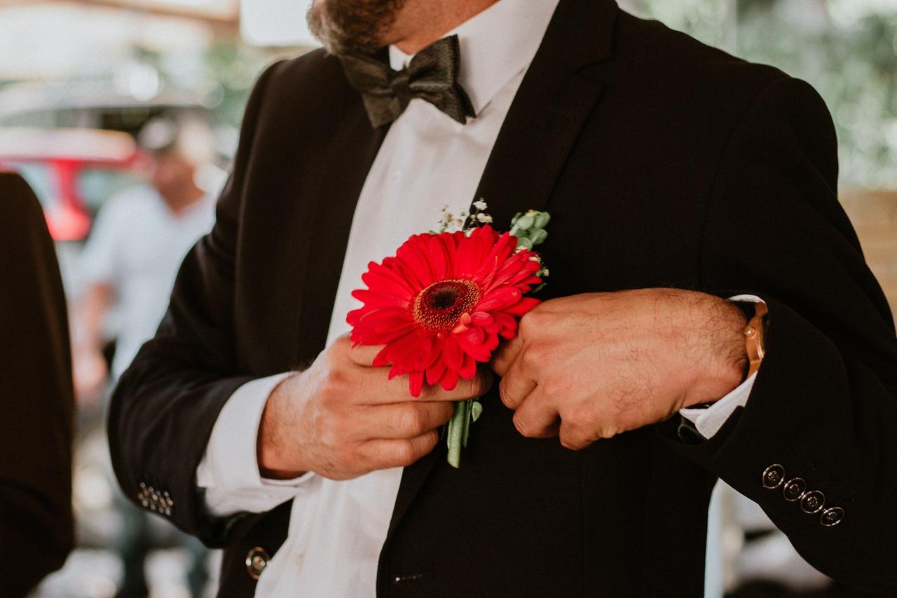 boutonniere de novia con una flor en solitario