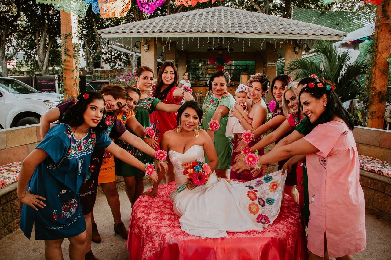 Novia con damas de honor en sesión de fotos