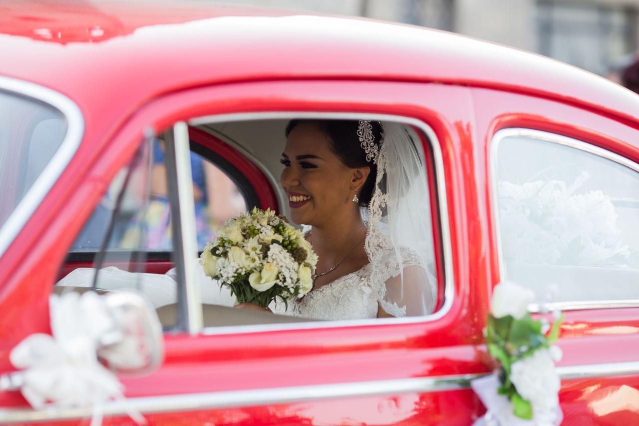 novia en un auto rojo