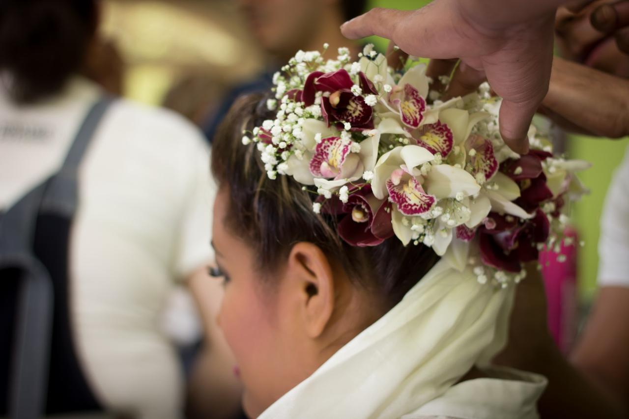 Peinados de novia con flores naturales, no podrás escoger solo uno -  