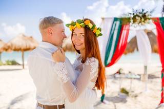 novia con corona de flores amarilla y novio