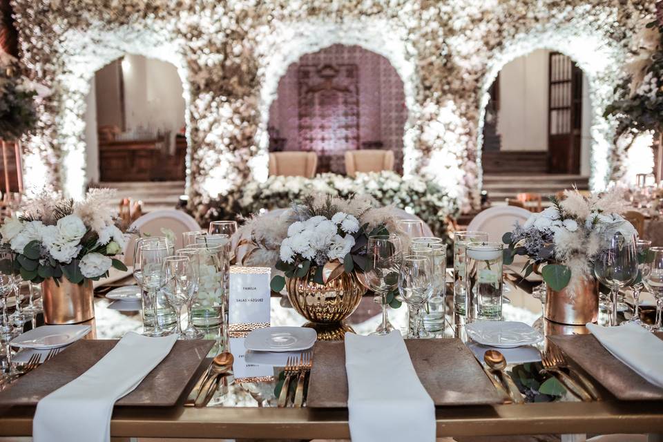 ¿Cómo acomodar una mesa formal para boda?