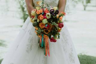 ramo de novia con cintas y flores variadas