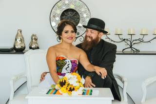 novios en salón de fiesta para boda con vestidos mexicanos