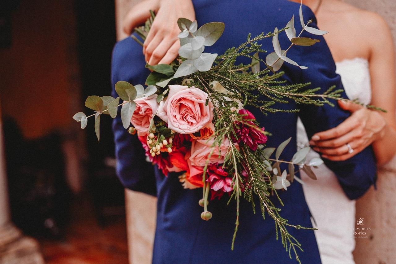 ramo de novia con rosas rojas y plantas