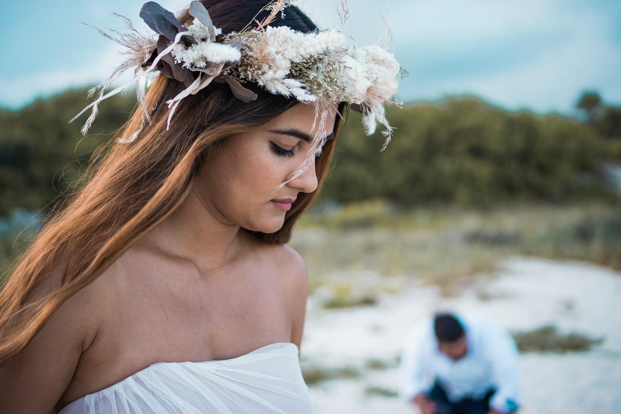 corona de novia con flores silvestres