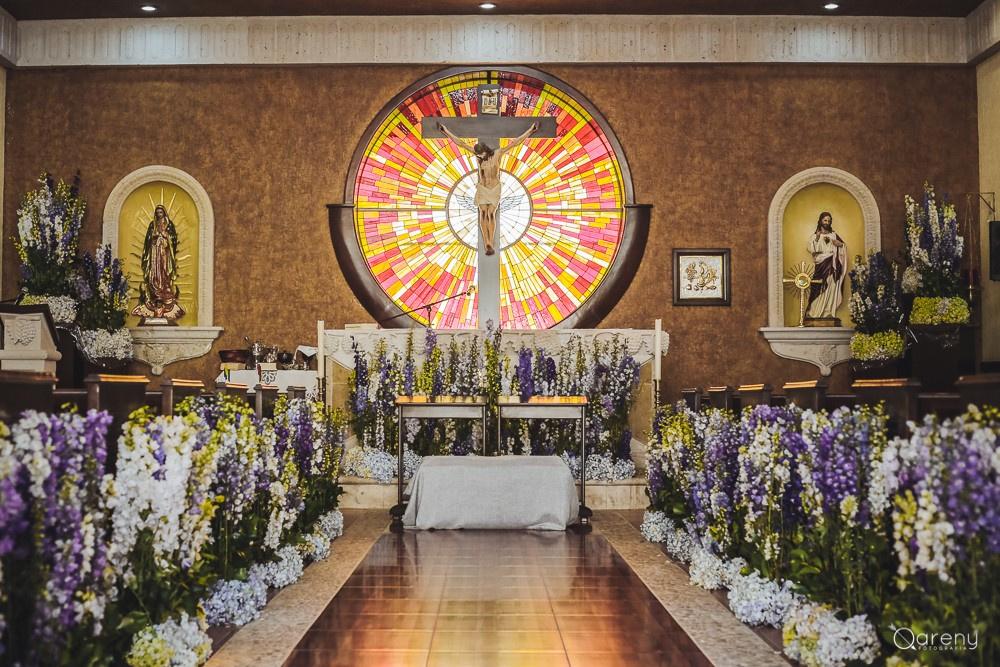 arreglos florales blancos y morados para iglesia