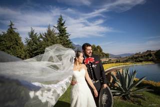 novios posan en sesion de preboda al aire libre