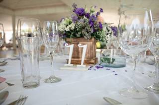 centro de mesa para boda rústico con flores moradas