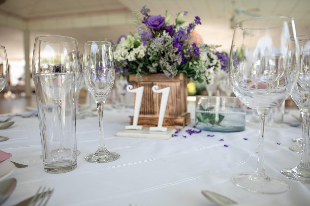 centro de mesa para boda rústico con flores moradas