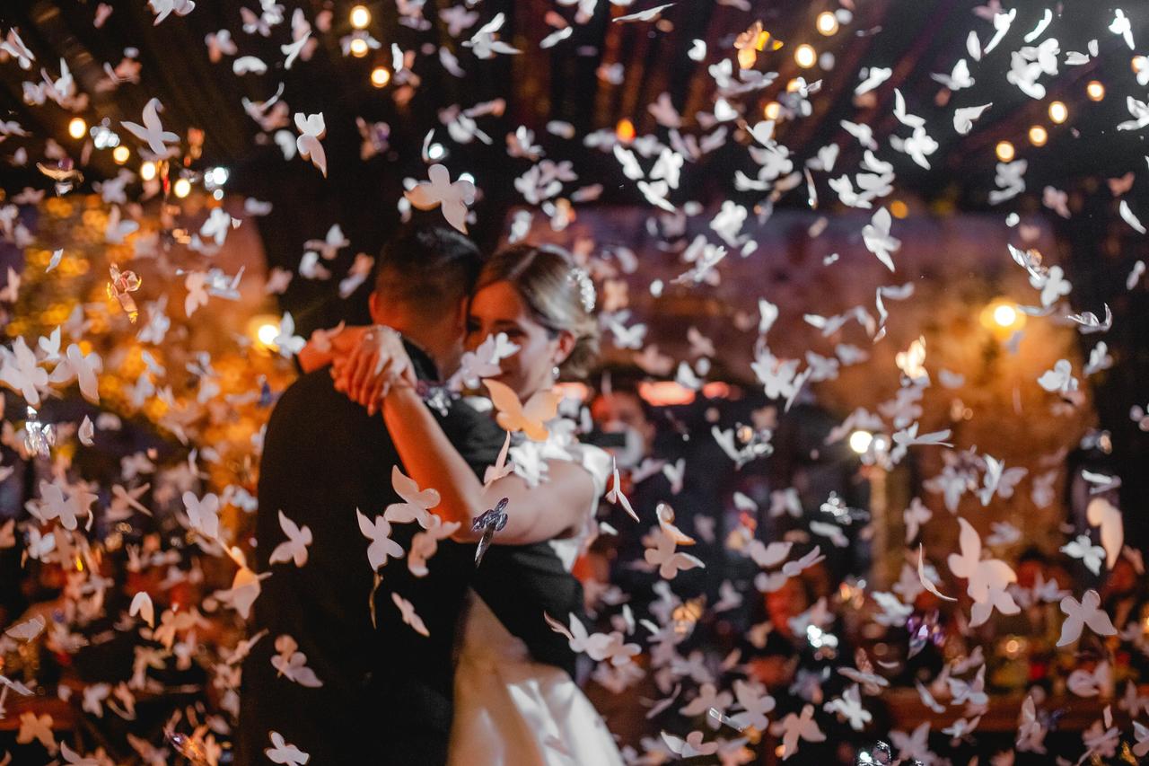 primer baile de casados con confeti de mariposas