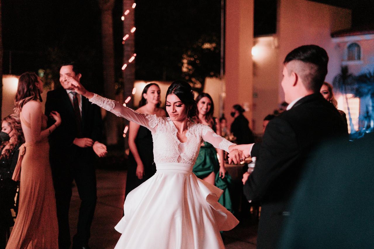 Novia con vestidos con volantes bailando en pista 