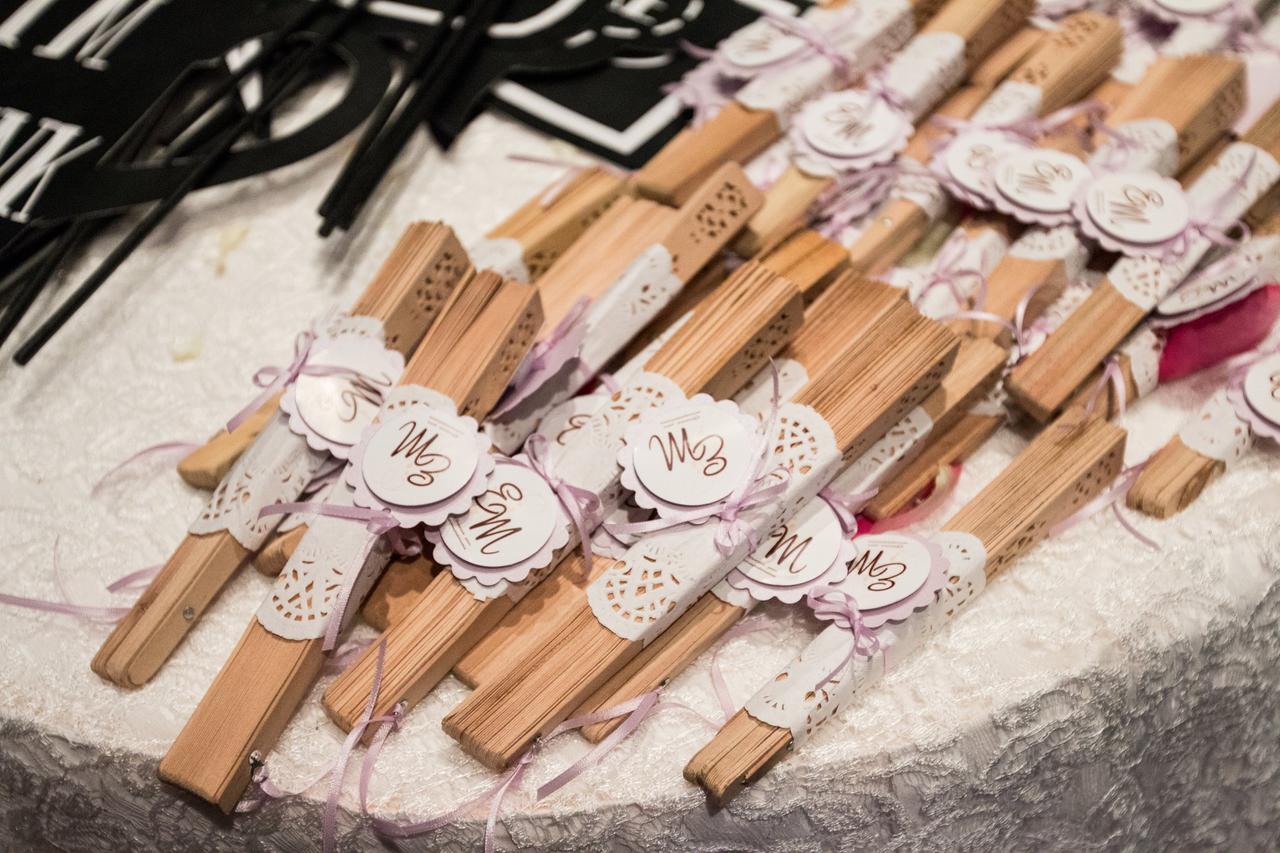 abanicos de madera como recuerdo de boda para invitados