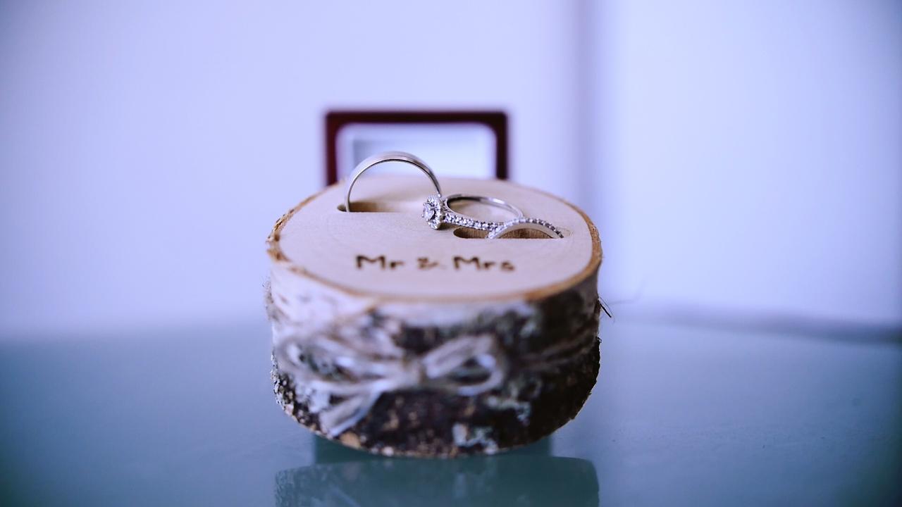 tronco de madera para portar anillos de boda