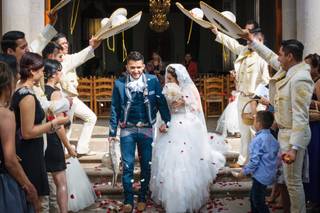 salida de novios de la iglesia con invitados con sombreros charro