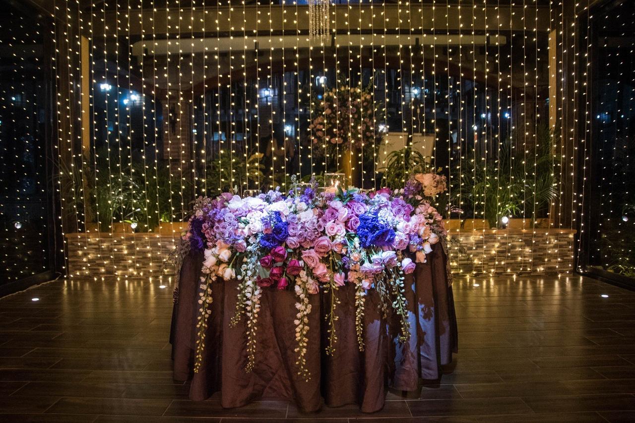 mesa de novios con arreglos florales morados