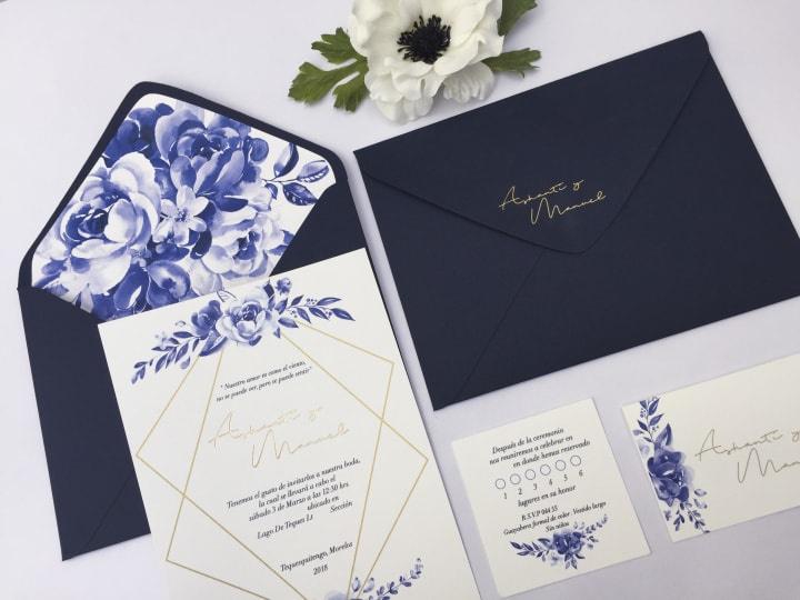 invitación de boda azul con flores