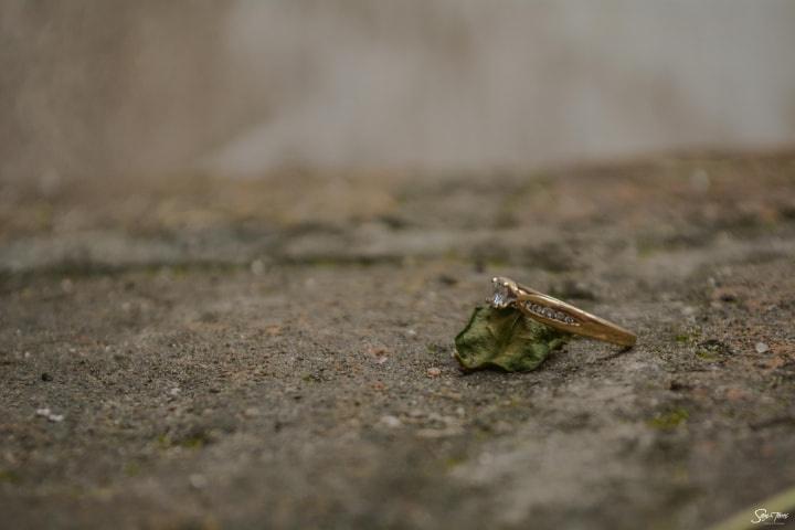 foto de anillo de compromiso sobre hoja seca