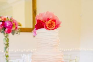 pastel de boda con ruffles