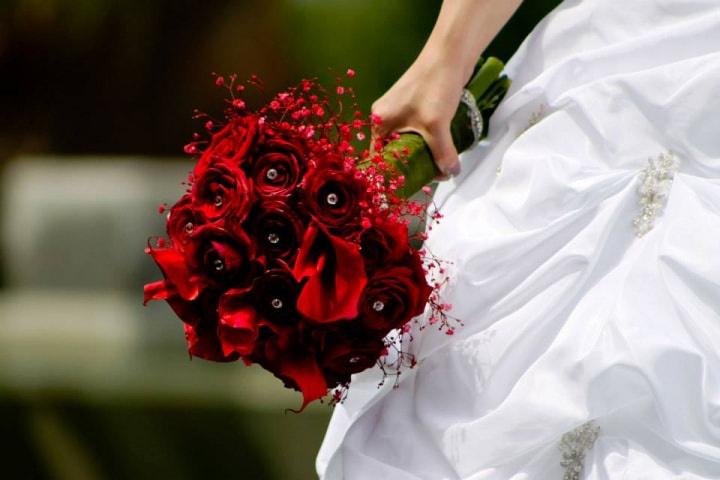 50 ramos de novia rojos para mujeres apasionadas y muy románticas - bodas .