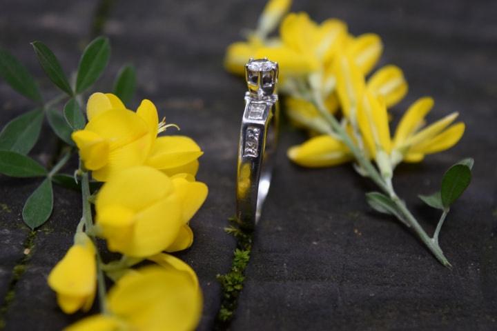 foto anillo de compromiso con flores amarillas