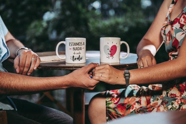 sesión de preboda al aire libre con anillo de compromiso
