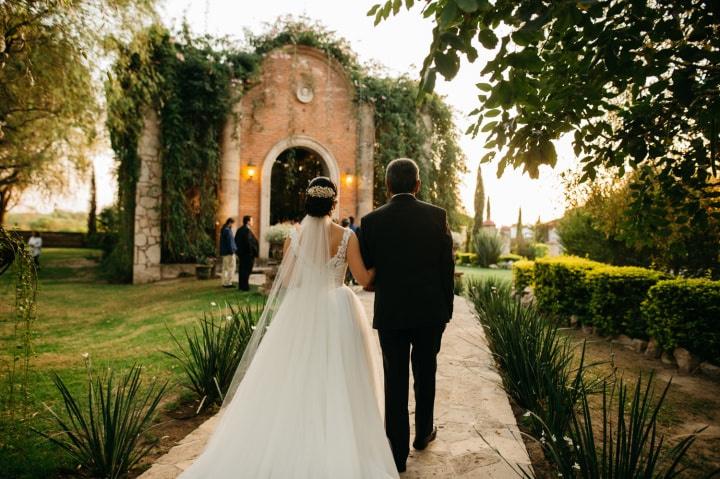 Qué dice el protocolo sobre la vestimenta de la novia en un casamiento por  iglesia?