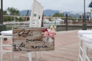 letrero de madera con flores para anunciar la llegada de la novia a la ceremonia