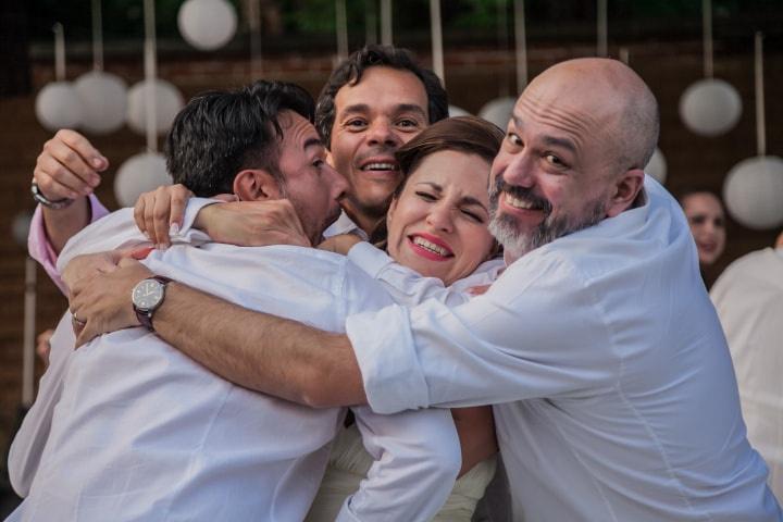 abrazos de invitados como juegos de boda divertidos