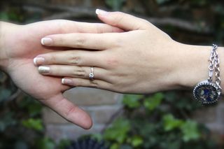 sesión de preboda manos de pareja con anillo de compromiso