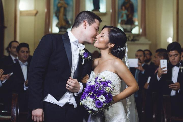 7 tips para el primer beso de casados: ¡que se besen! 