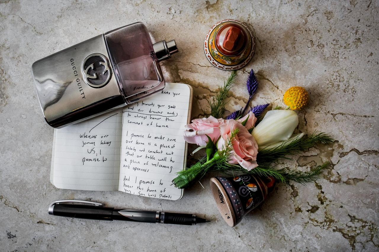 discurso de boda en una libreta con accesorios