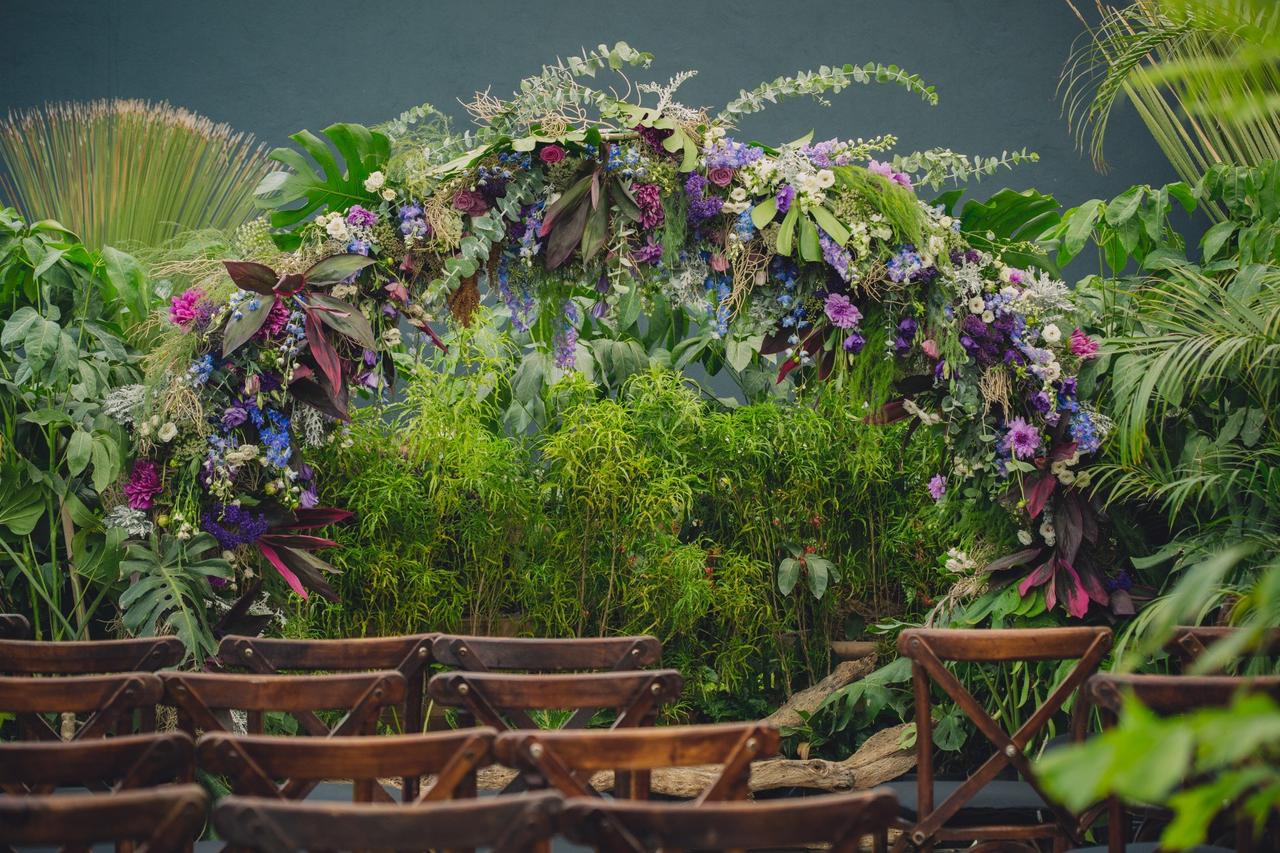 arco de flores moradas para ceremonia de boda