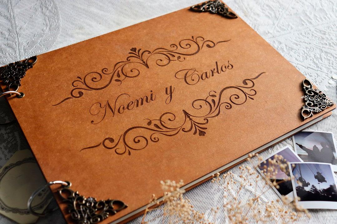 Libro con su historia de amor.