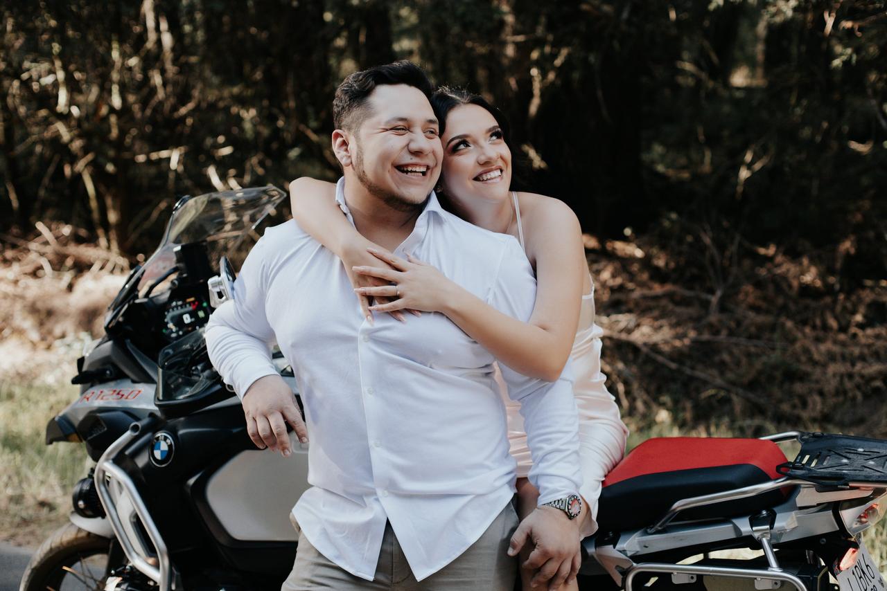 una de las cualidades positivas en una persona es compartir responsabilidades si son una pareja con una moto roja