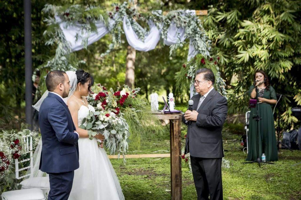 Altar con cortinas, telas, guirnaldas y elementos colgantes