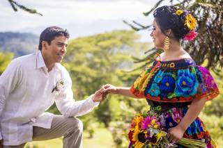 Novia con  vestido de boda mexicano