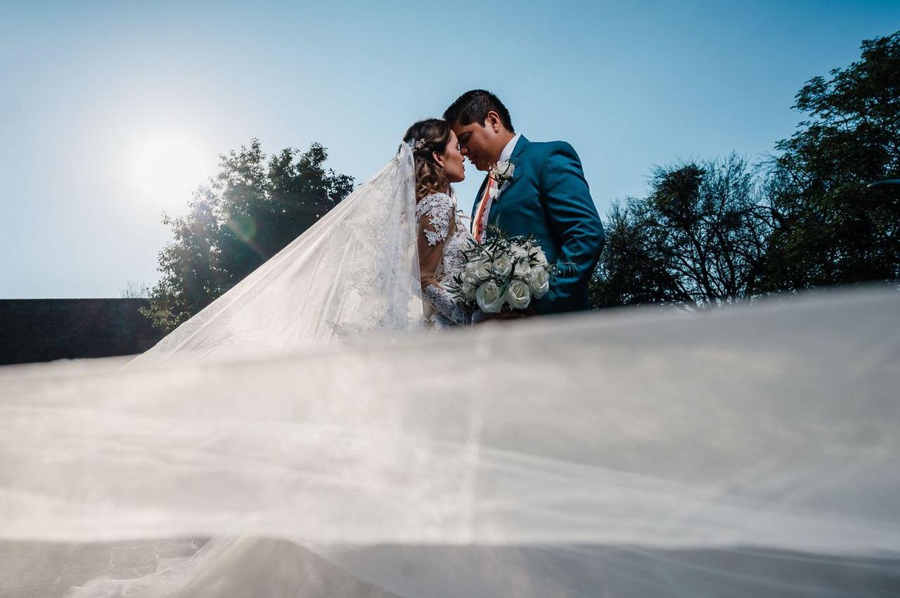 peinado de novia semirecogido con velo