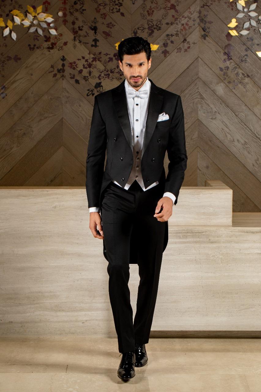 Invitado con corbata negra: el semiformal con más estilo