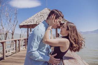 pareja abrazada en puente de madera