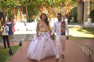 novios entrando a la recepción de boda