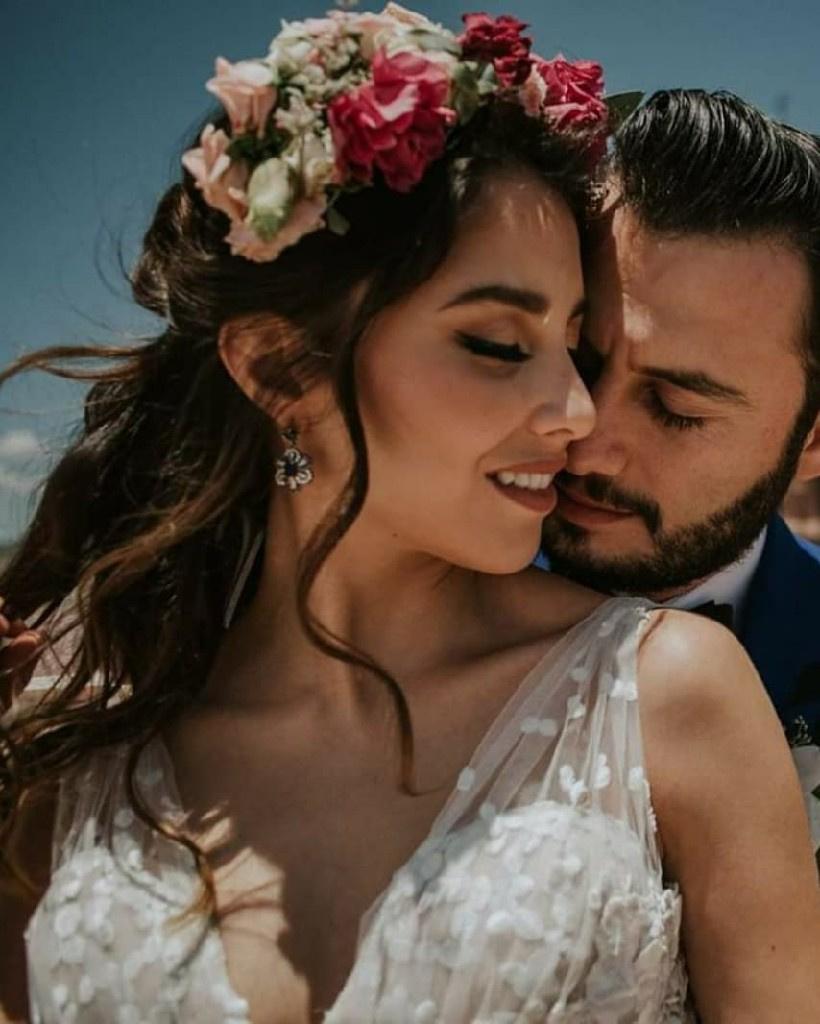 novia con corona de flores y novio en sesión fotográfica de boda