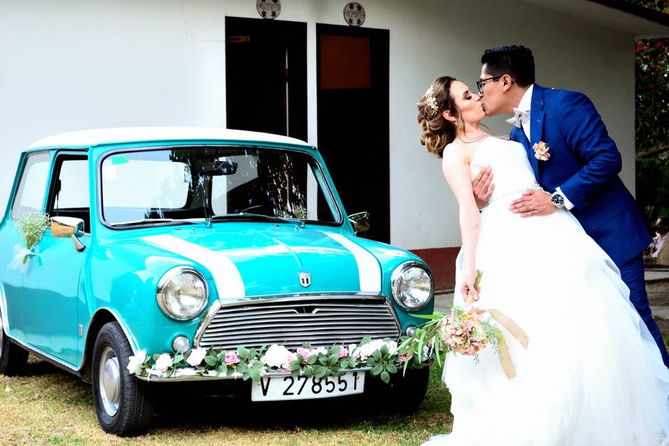 16 autos (y no autos) nupciales para llegar o salir entre aplausos